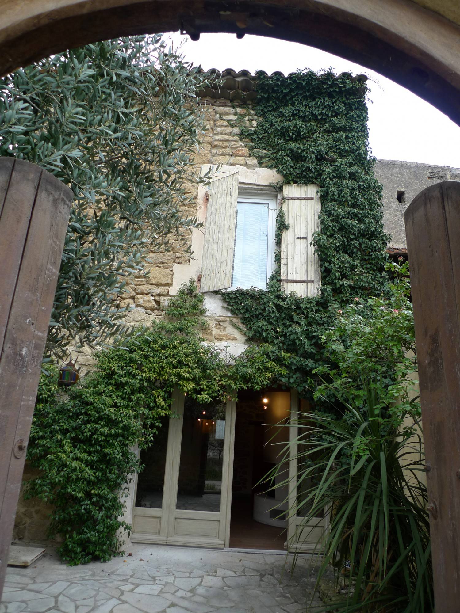 A vendre, Maison de village Haut Vaucluse cour et terrasse/solarium