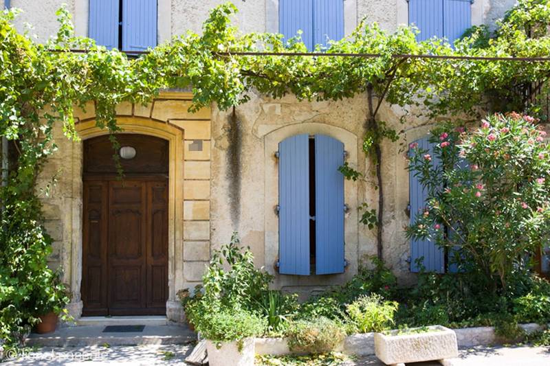 Ravissante maison de maître au cœur d'un village provençal vivant toute l'année