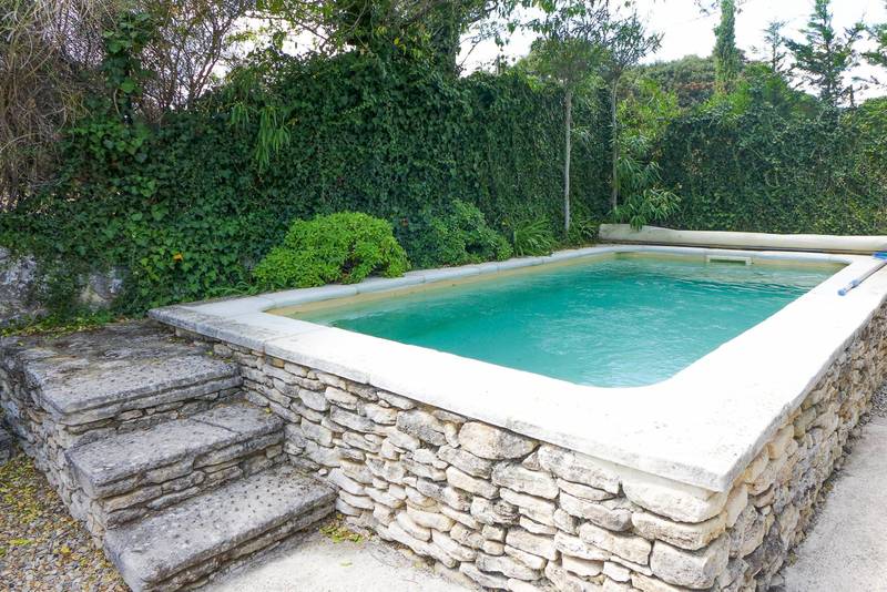 une piscine tel un vieux bassin.....se prélasser au bord, profitez de nos belles journées d'été en Provence