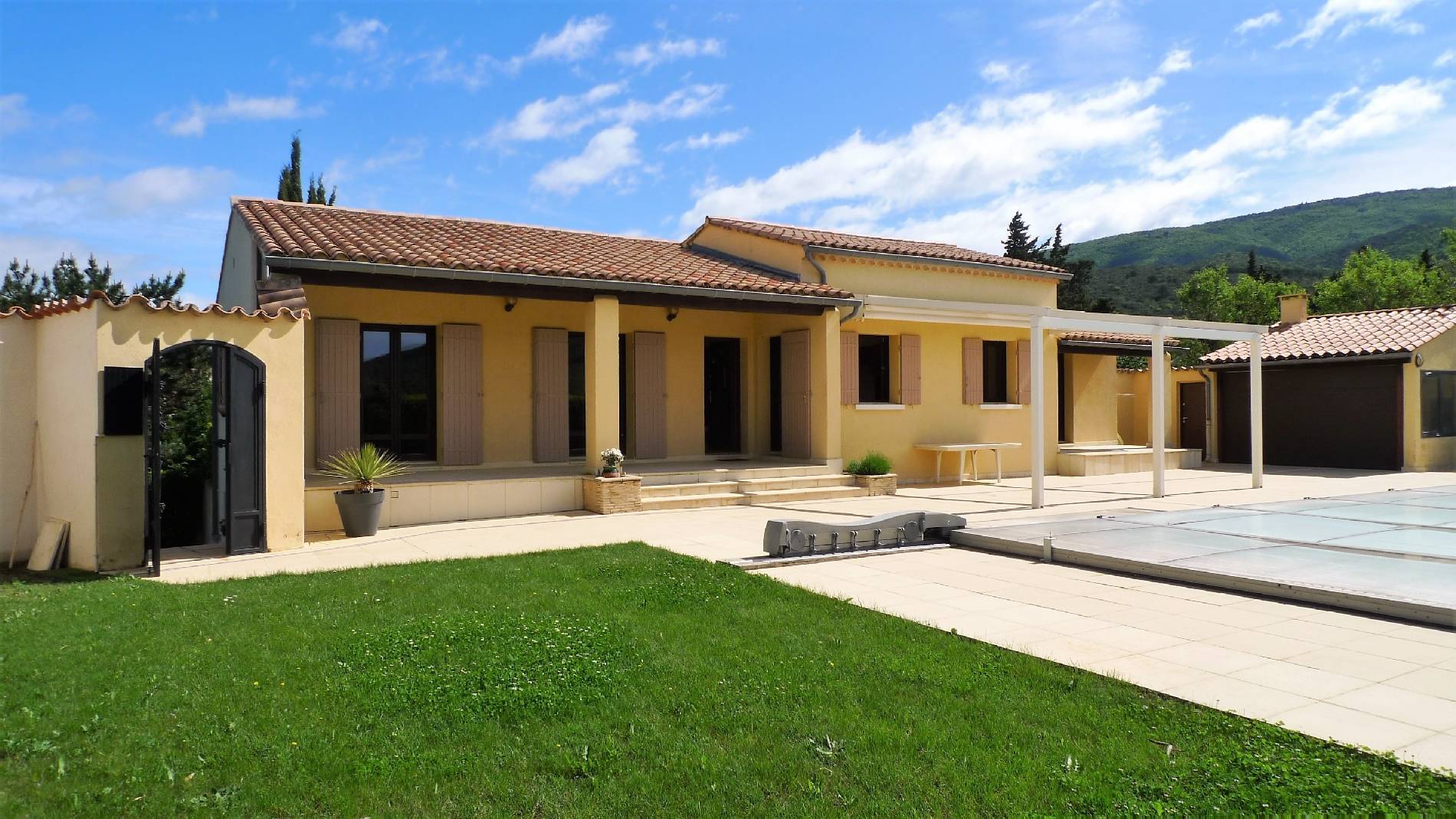 A vendre belle Villa avec piscine, vue dégagée entre Dieulefit et Grignan