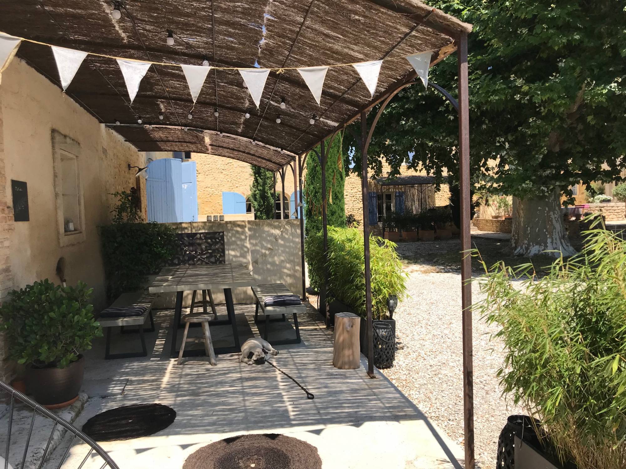 une terrasse permettant de profiter de nos belles journées ensoleillées