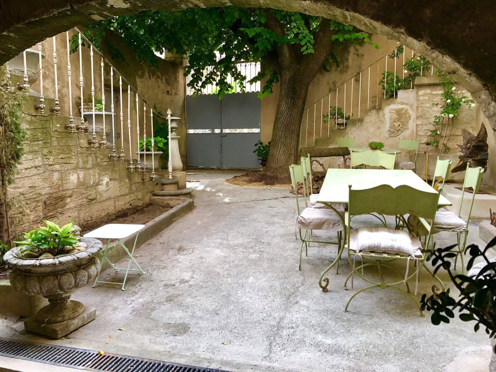 une cour intérieure à l'abri des regards 