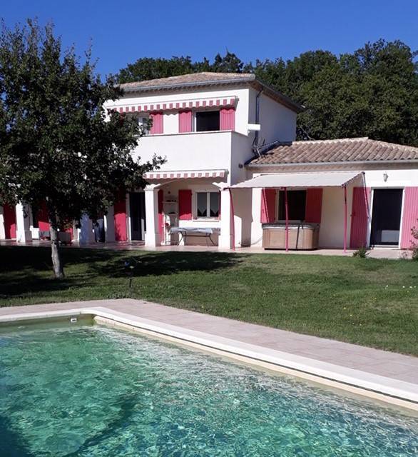 A vendre secteur Grignan,  dans quartier calme et résidentiel, très jolie villa 