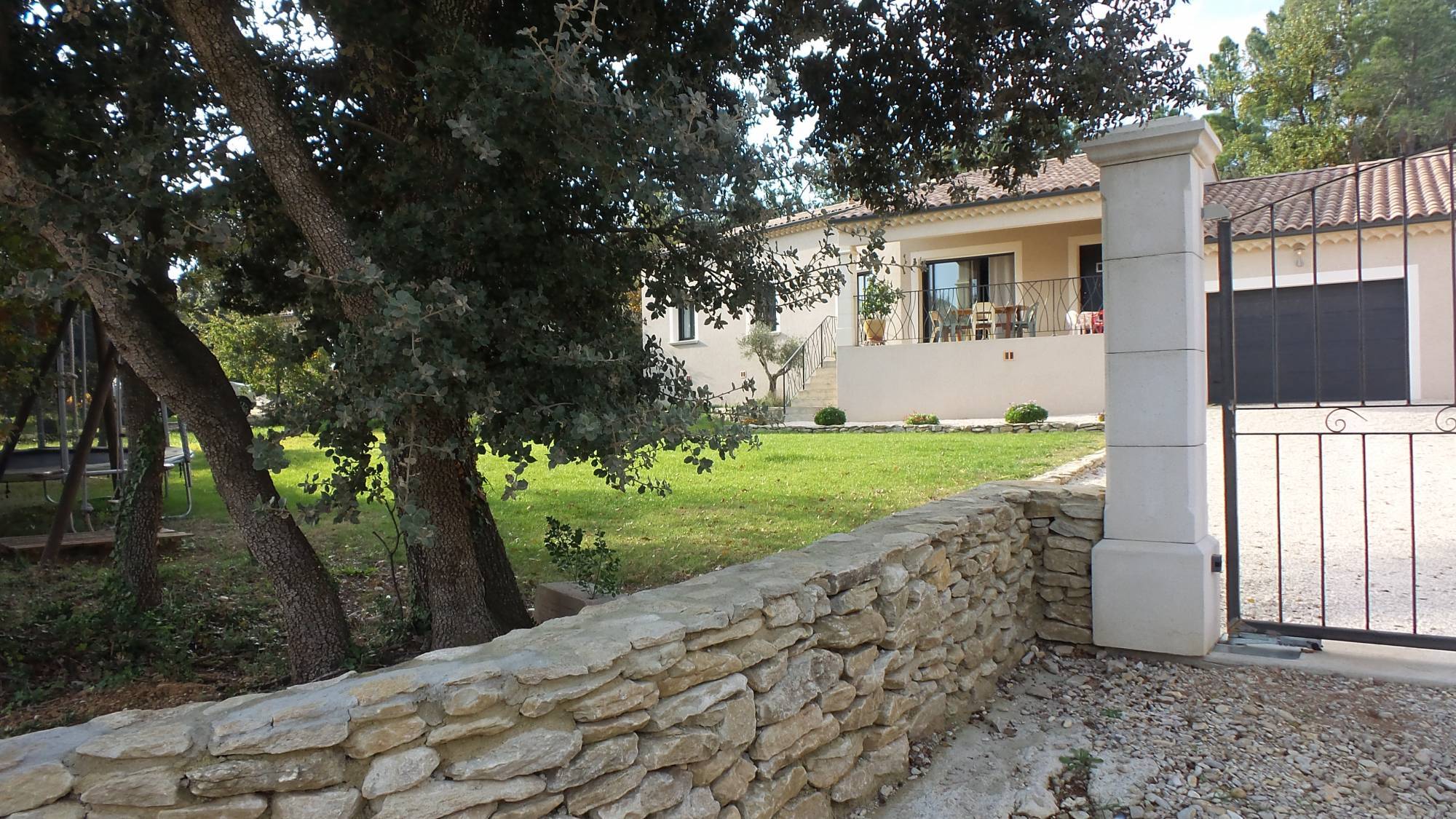 Sur un terrain en parti boisé, proche d'un village vivant toute l'année