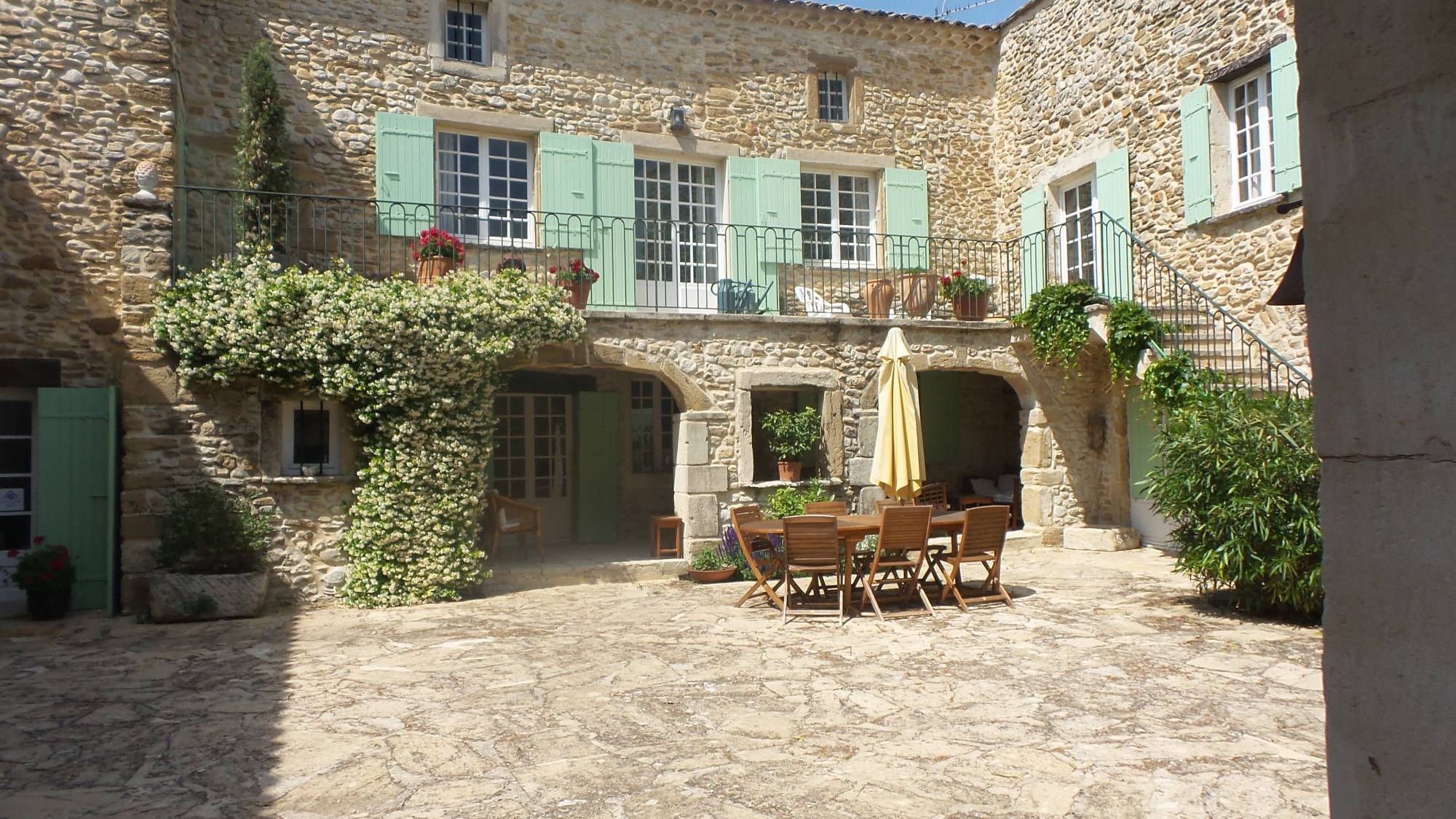 Secteur Taulignan, très beau mas articulé autour d'une cour intérieure 