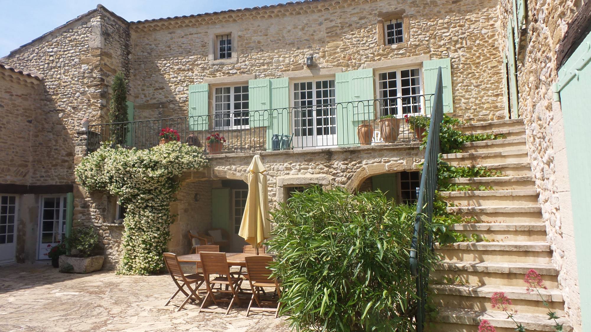 Secteur Taulignan, très beau mas articulé autour d'une cour intérieure 
