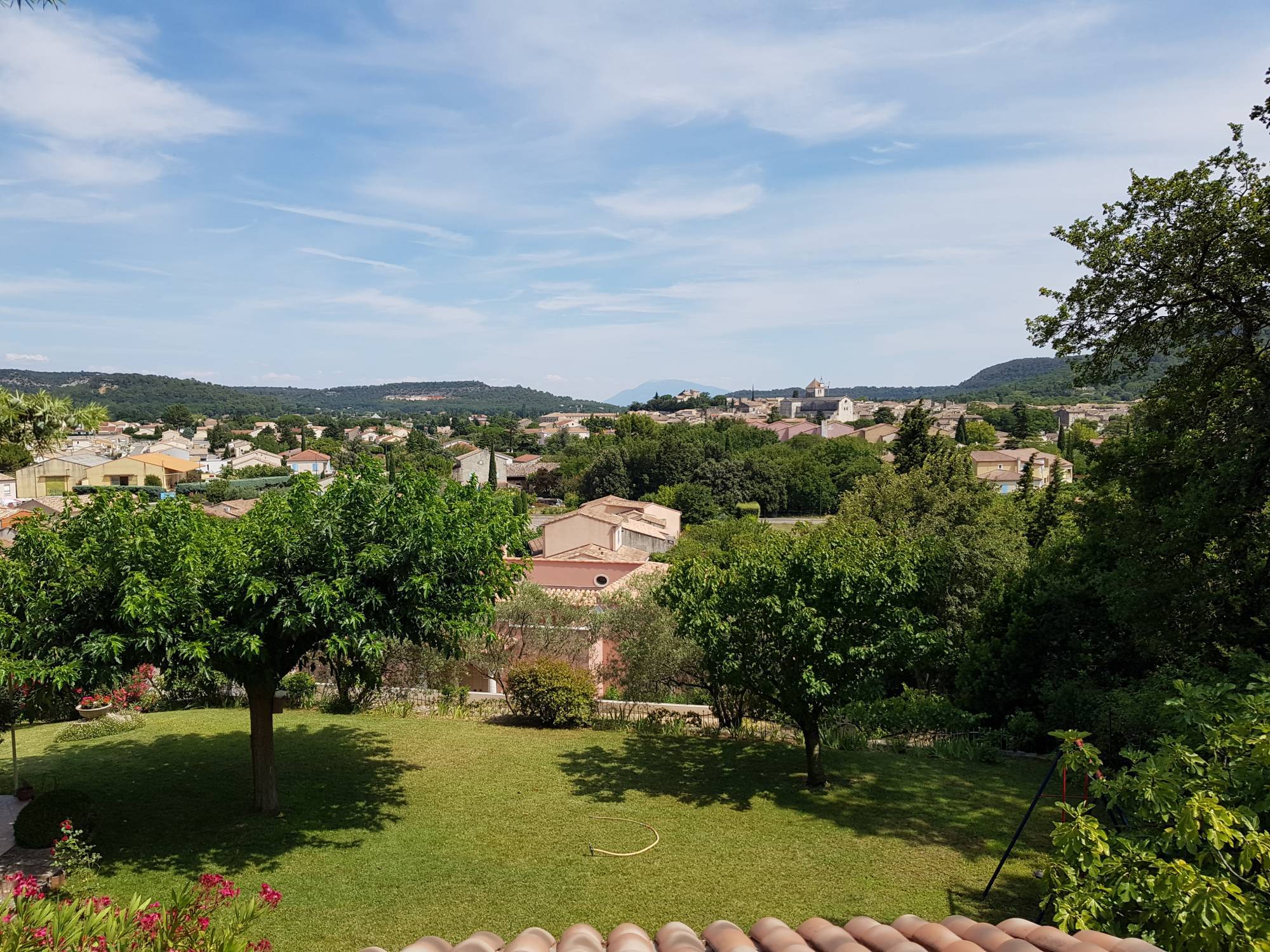 Villa en position dominante avec vue dégagée, à deux pas du centre-ville