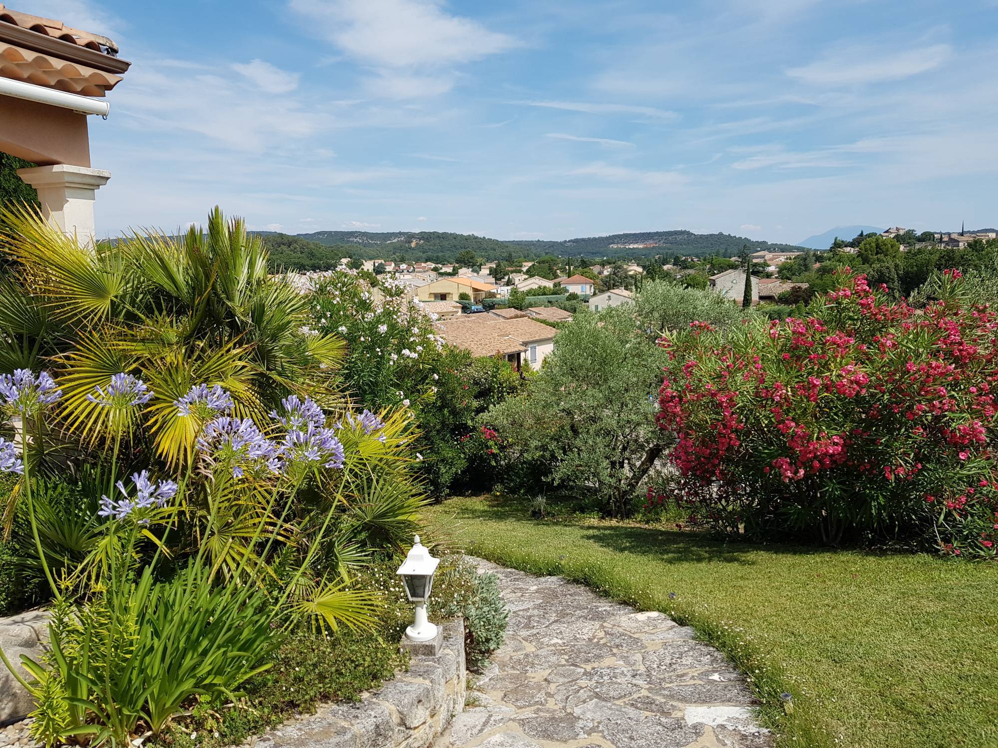 Villa en position dominante avec vue dégagée, à deux pas du centre-ville