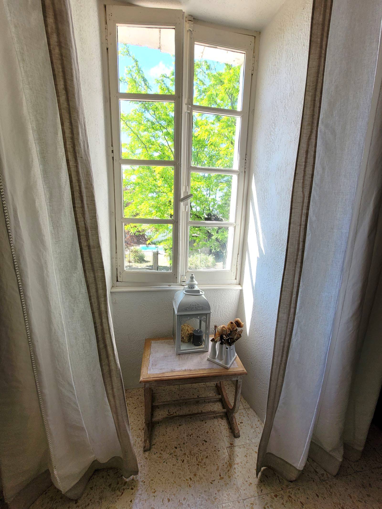 A vendre, Charmante maison de village avec jardin clos, piscine et dépendances  