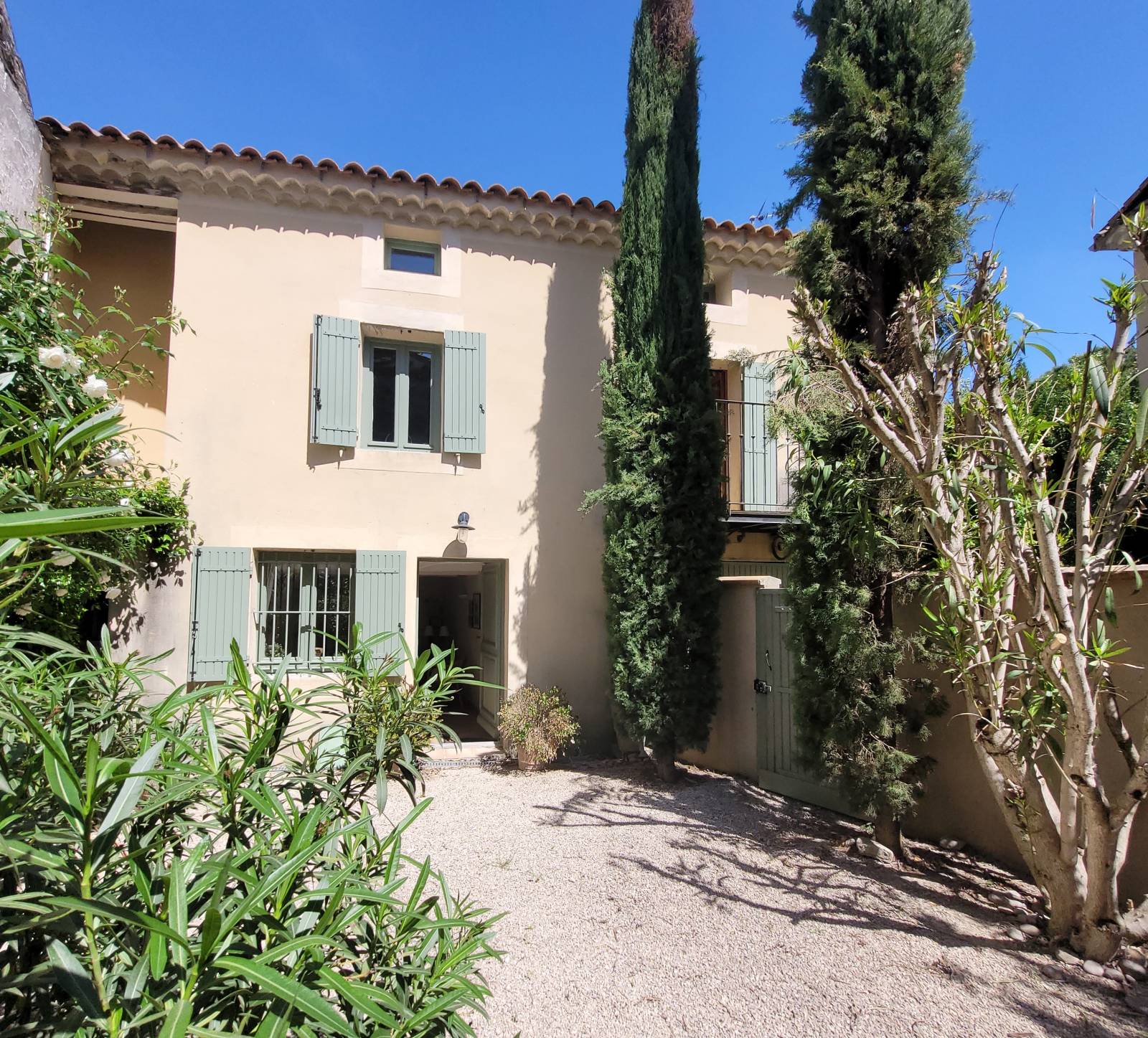 Maison de village avec garage et cour intérieure Sainte Cécile les Vignes 