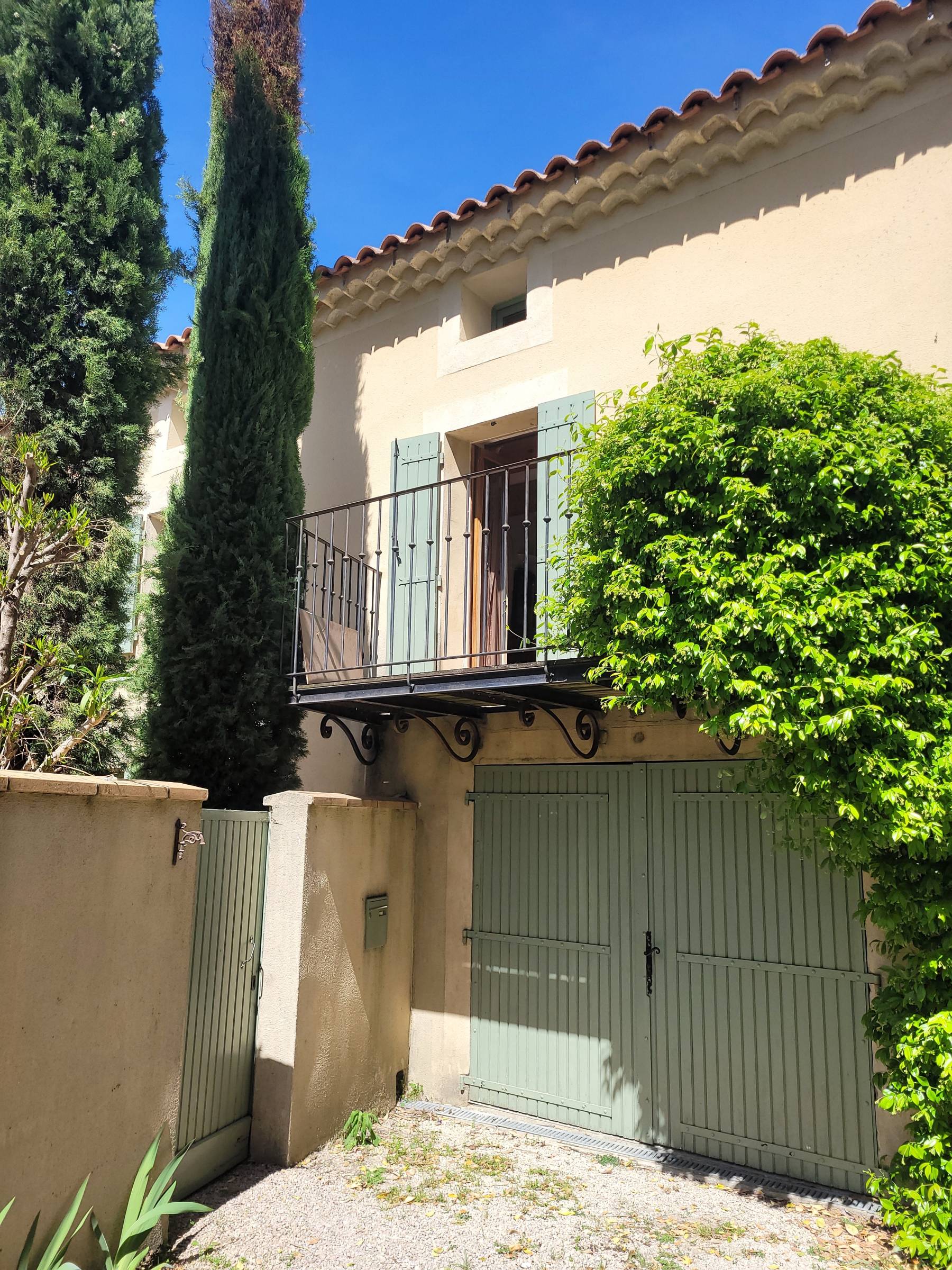 Maison de village avec garage et cour intérieure Sainte Cécile les Vignes 
