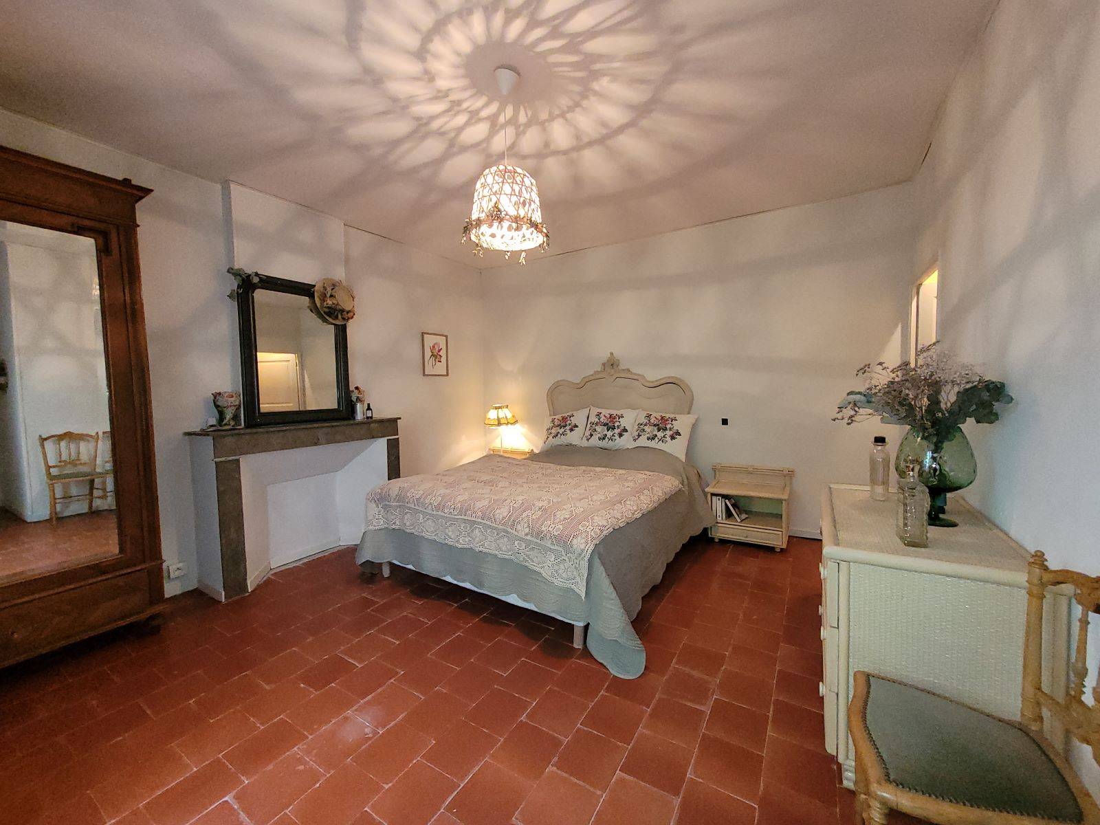 A vendre, Charmante maison de village avec jardin clos, piscine et dépendances  