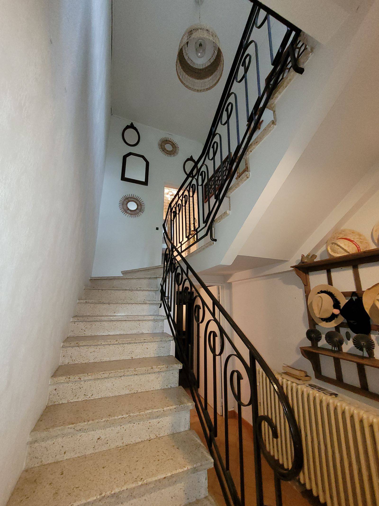 A vendre, Charmante maison de village avec jardin clos, piscine et dépendances  