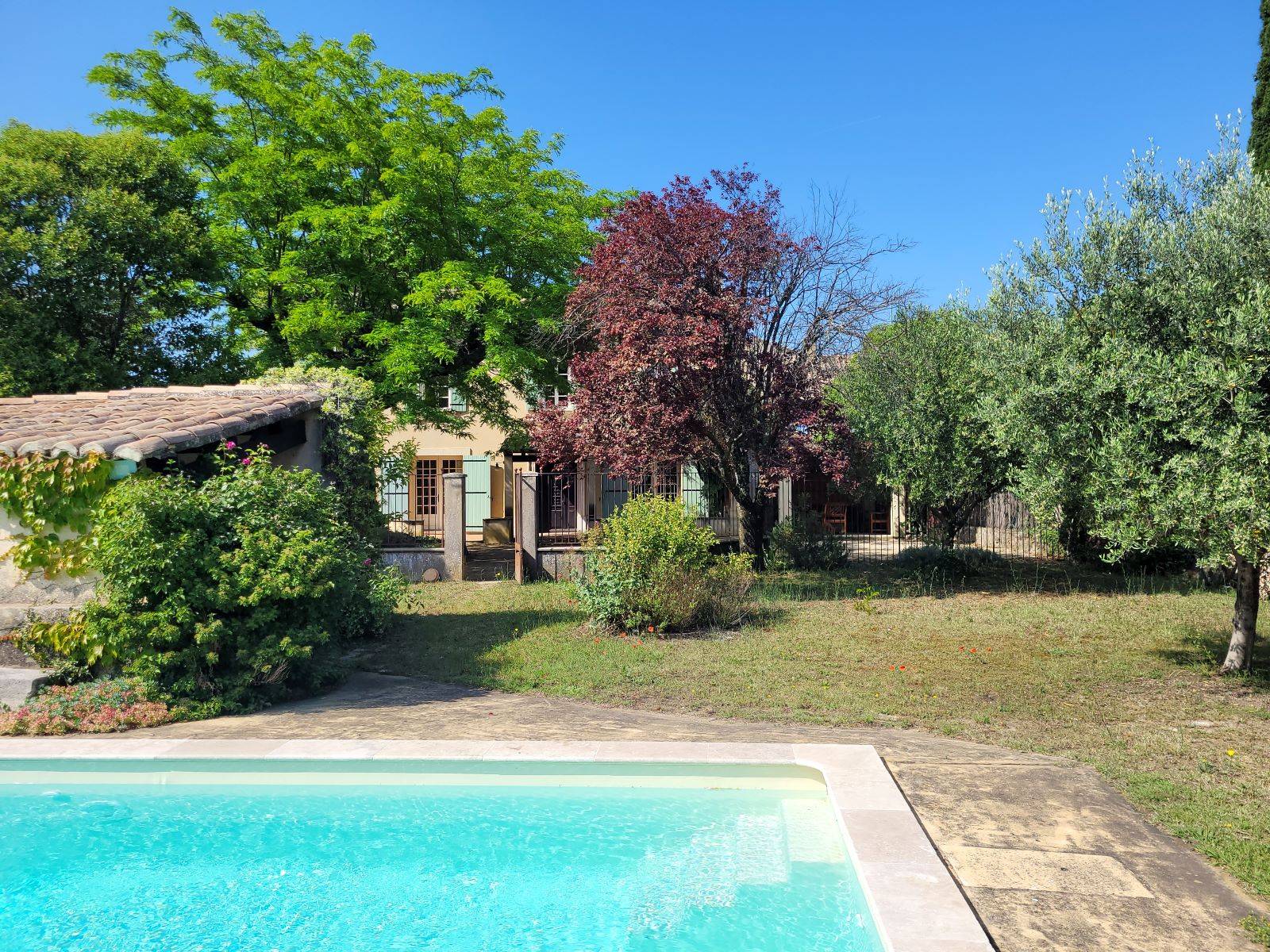 A vendre, Charmante maison de village avec jardin clos, piscine et dépendances  