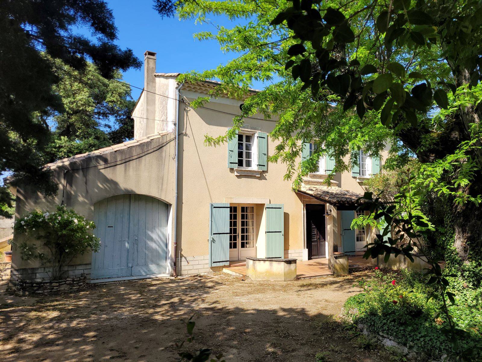 A vendre, Charmante maison de village avec jardin clos, piscine et dépendances  