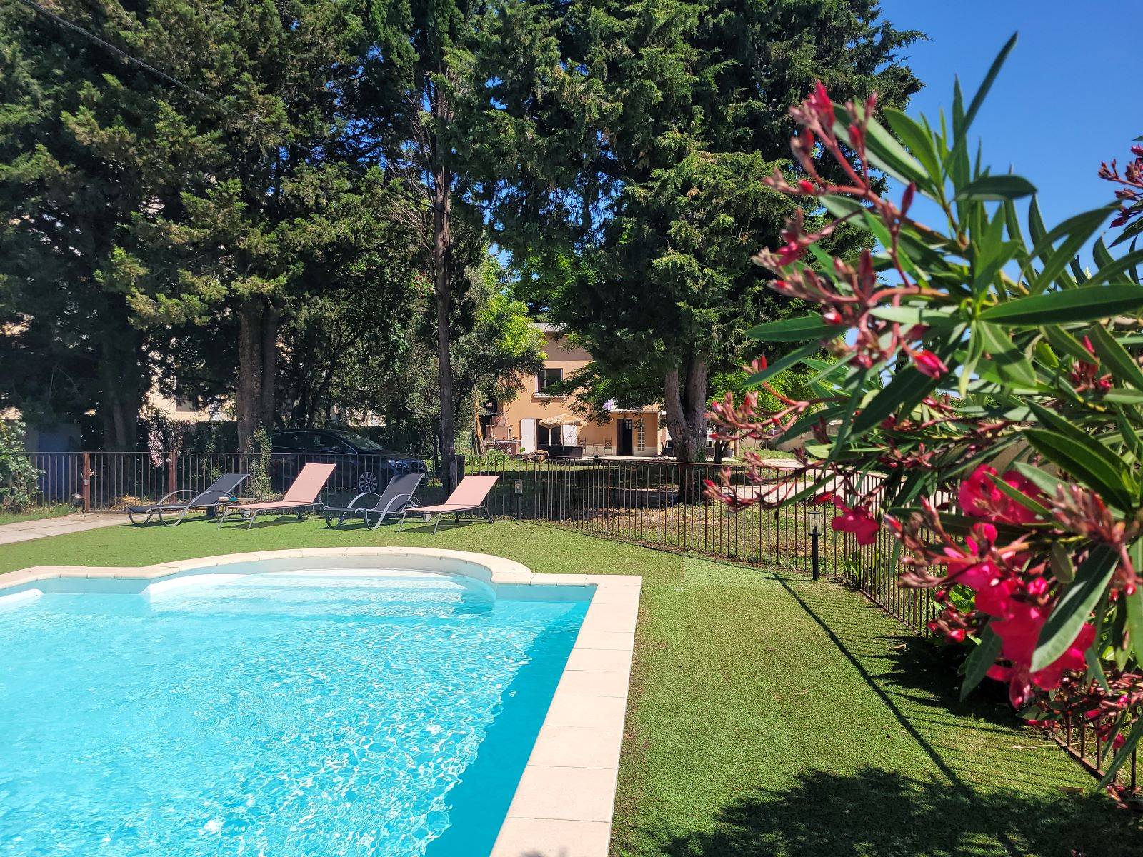 Pierrelatte- Maison avec piscine sur 2000m² de terrain arboré   
