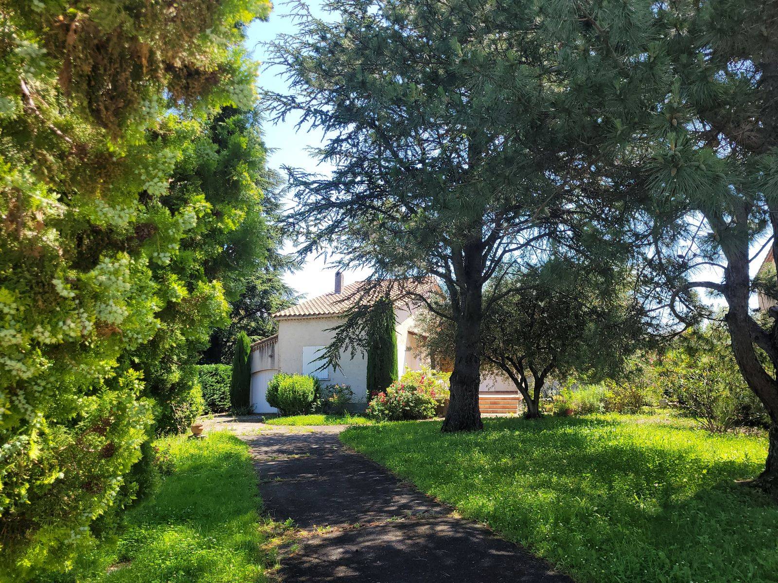 A vendre- Maison 4 chbres  sur un terrain arboré de 1200m² Pierrelatte  