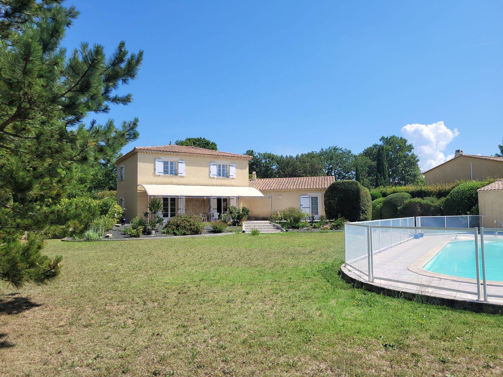 Montségur sur Lauzon . Maison proche village avec piscine et parcelle constructible de 800m²   