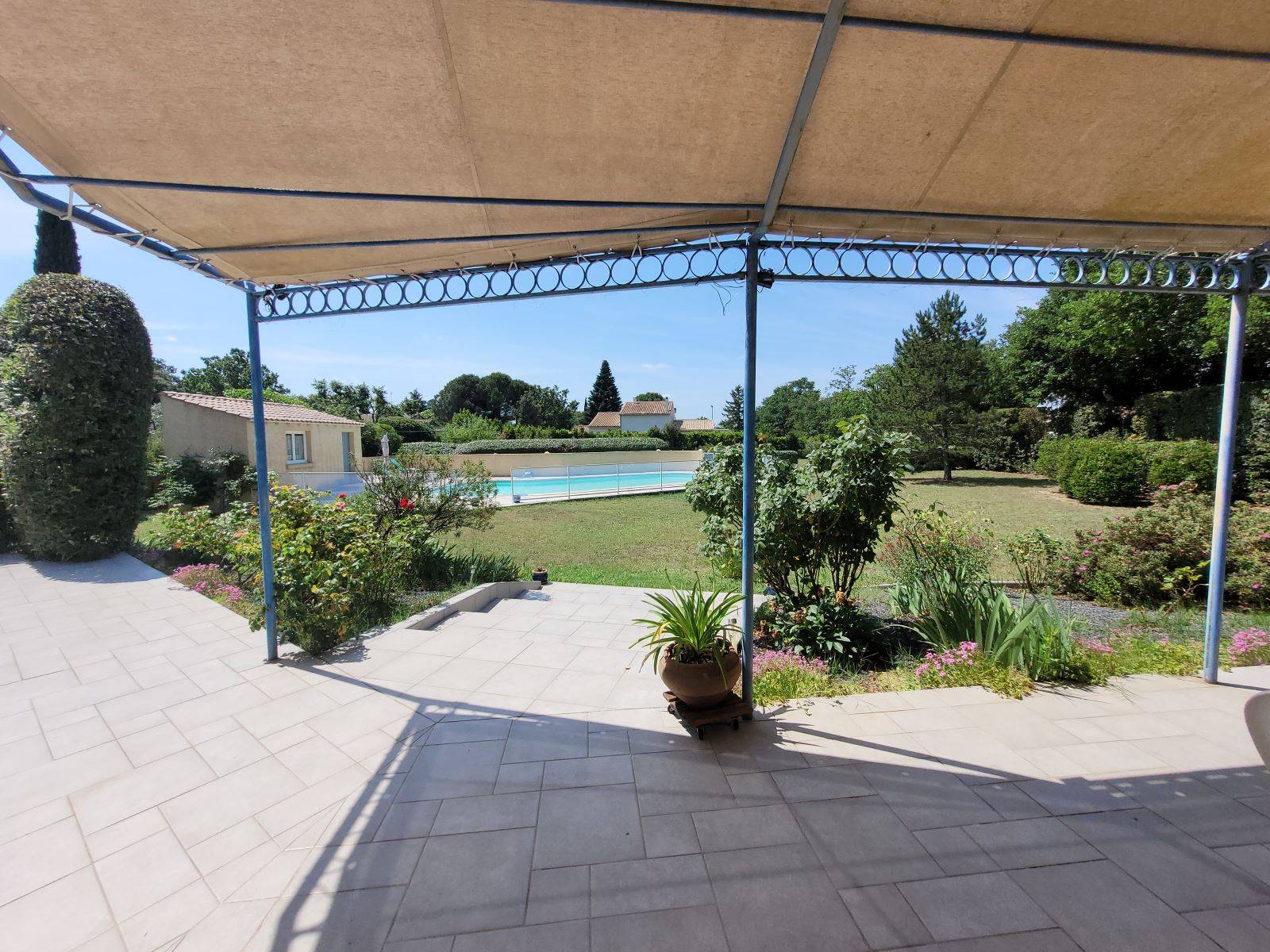 Montségur sur Lauzon . Maison proche village avec piscine et parcelle constructible de 800m²   