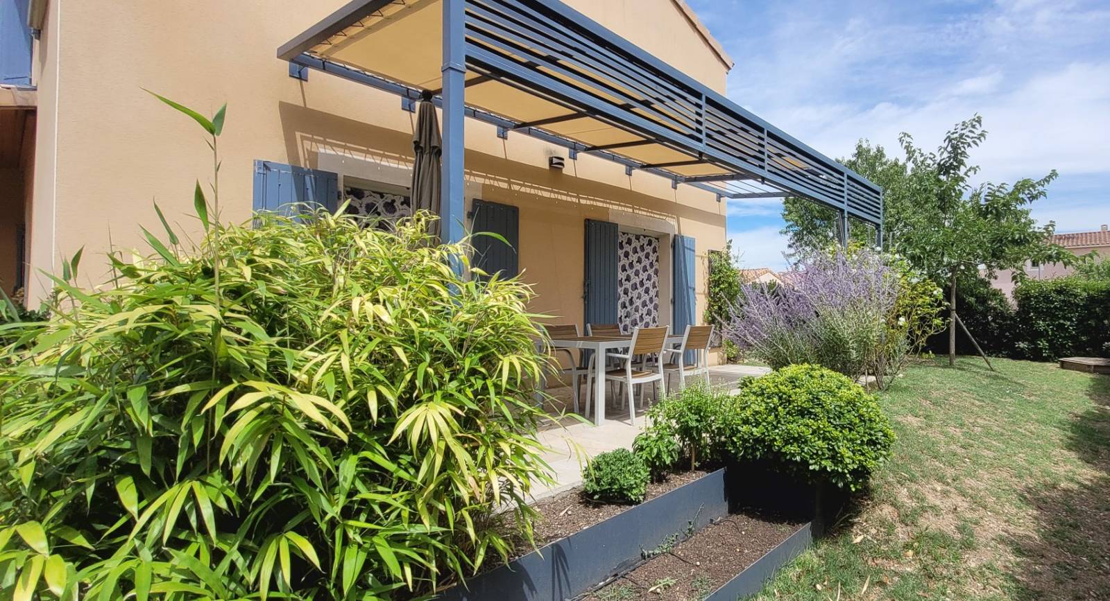 Charmante maison Proche St Paul trois Châteaux  avec jardin et garage.