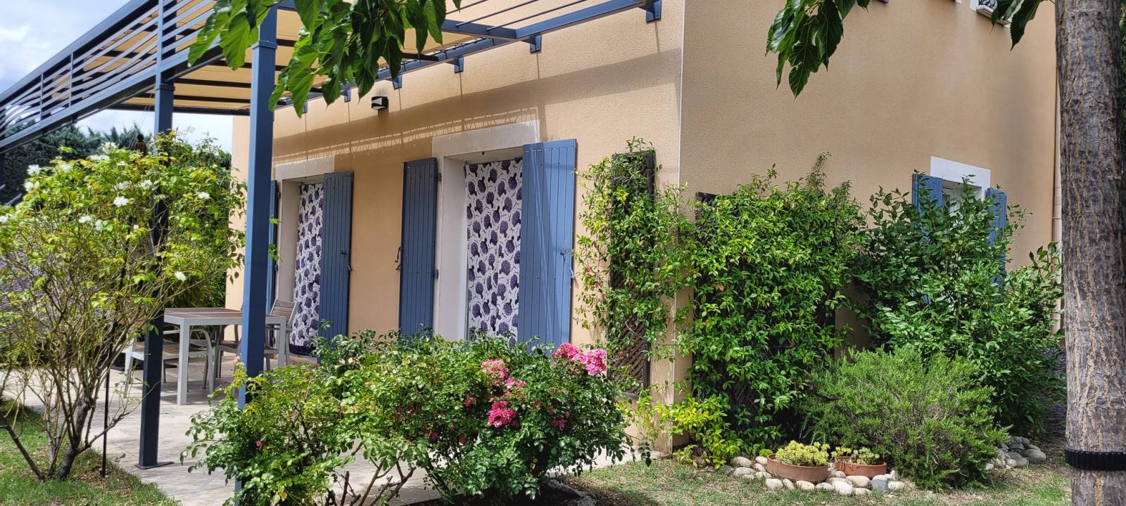 Charmante maison Proche St Paul trois Châteaux  avec jardin et garage.