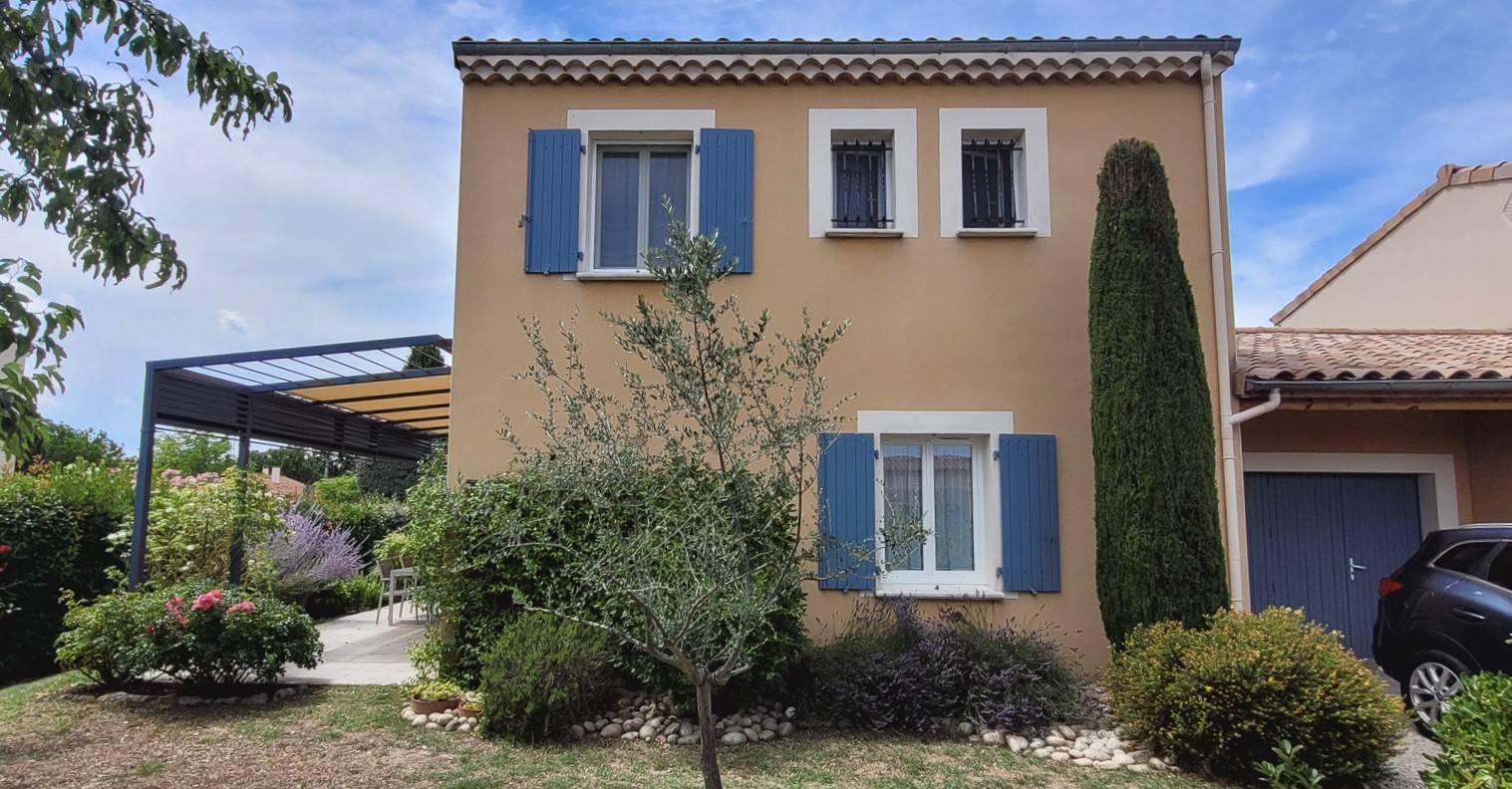 Charmante maison Proche St Paul trois Châteaux  avec jardin et garage.