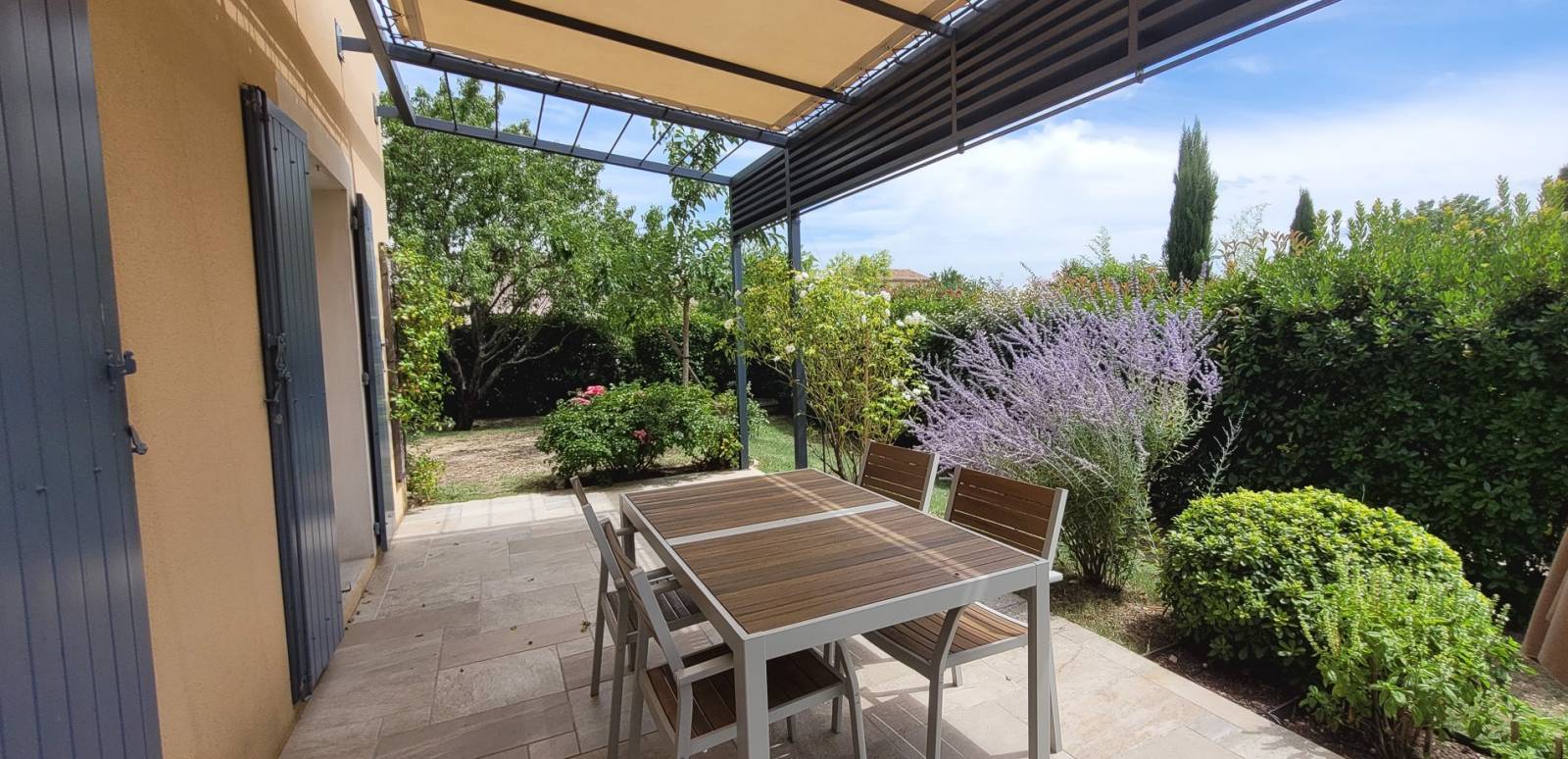 Charmante maison Proche St Paul trois Châteaux  avec jardin et garage.