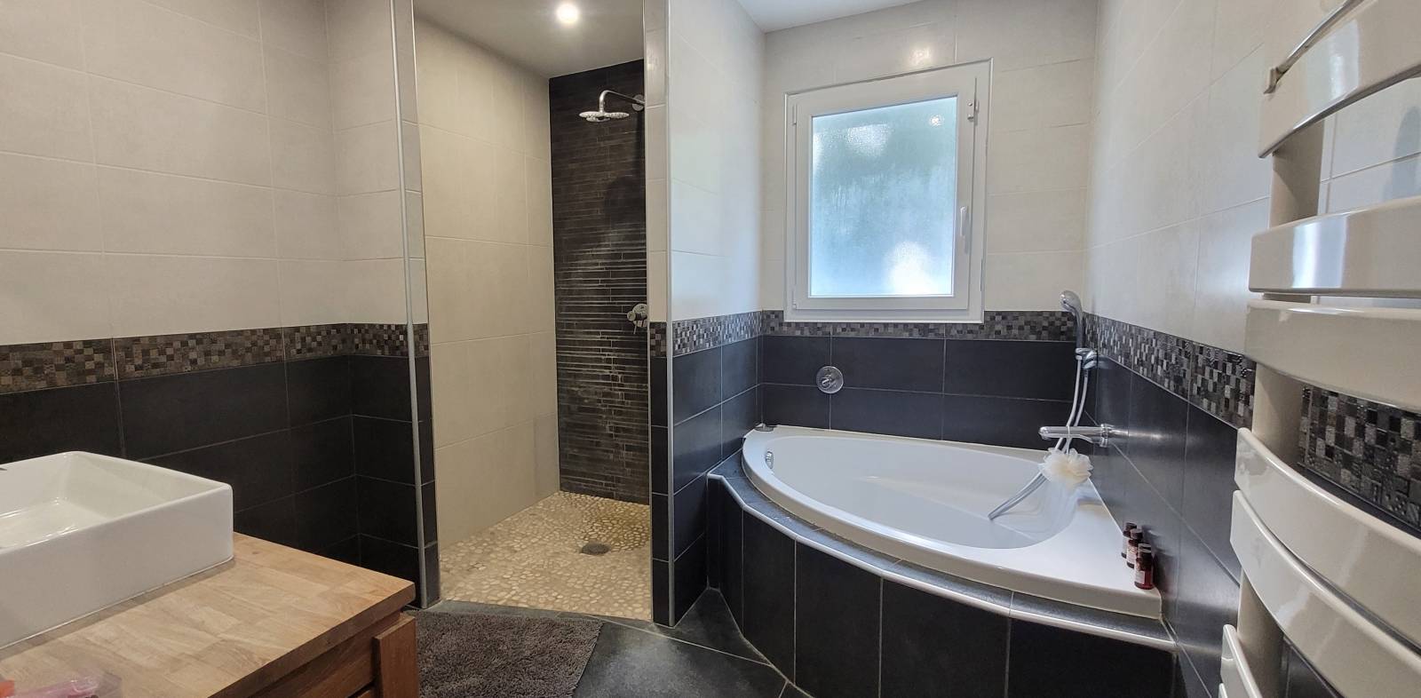 Maison de plain pied  jardin  piscine et dépendances VIVIERS proche centre ville 