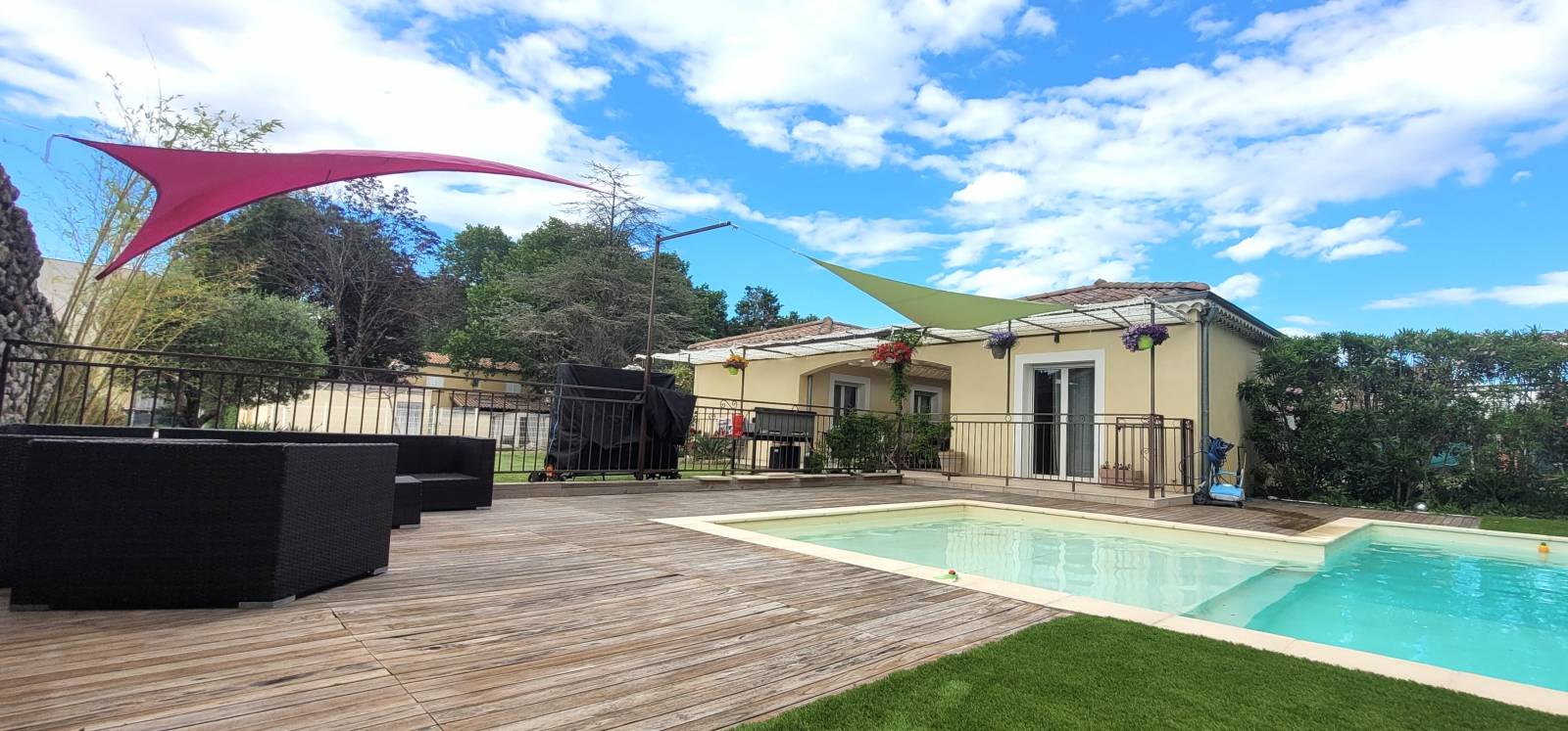 Maison de plain pied  jardin  piscine et dépendances VIVIERS proche centre ville 