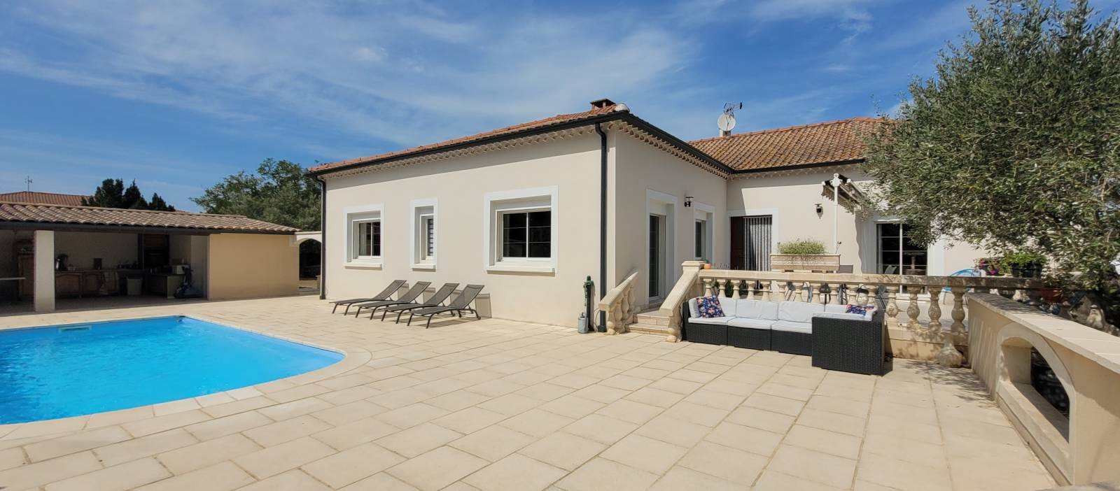 A vendre maison de plain pied avec piscine. Terrain 2885m² PIERRELATTE Campagne 