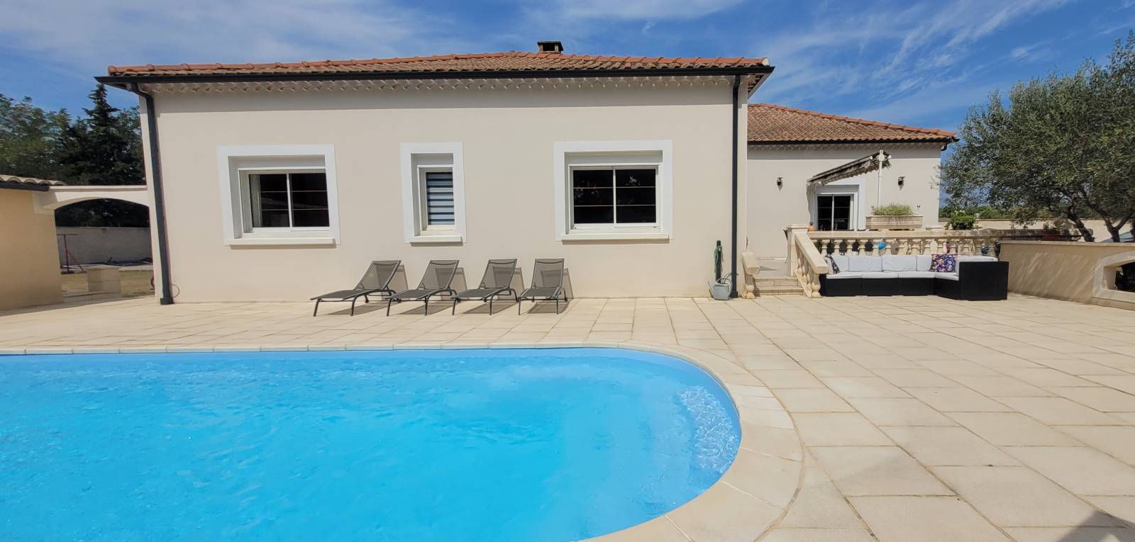 A vendre maison de plain pied avec piscine. Terrain 2885m² PIERRELATTE Campagne 