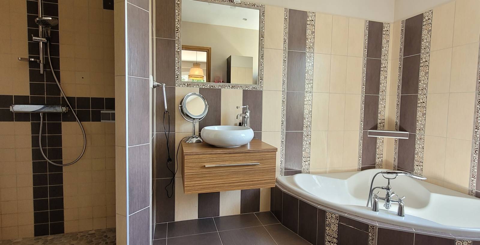 A vendre Montélimar, maison avec vue. Piscine et dépendances. SOUS COMPROMIS   