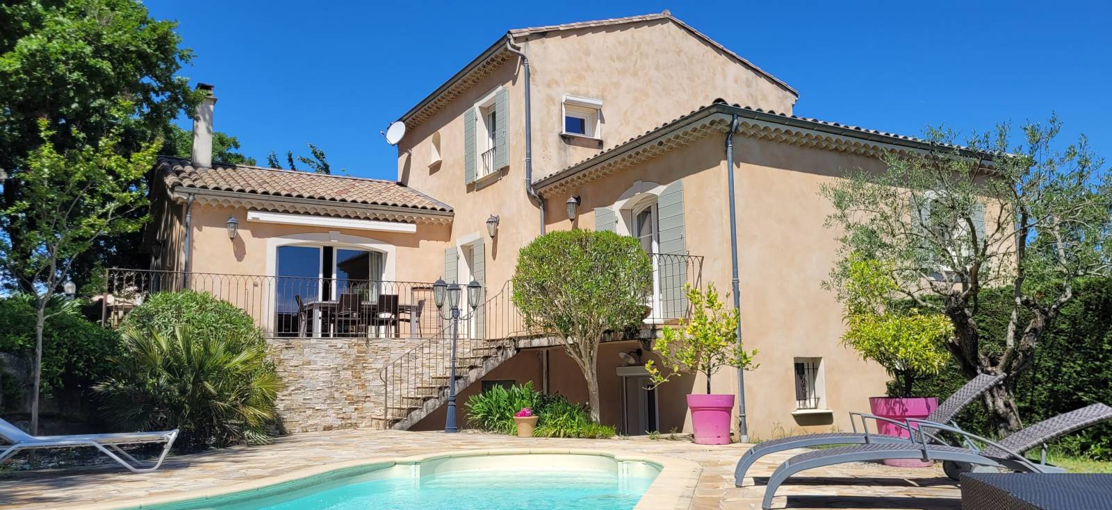 A vendre Montélimar, maison avec vue. Piscine et dépendances. SOUS COMPROMIS   