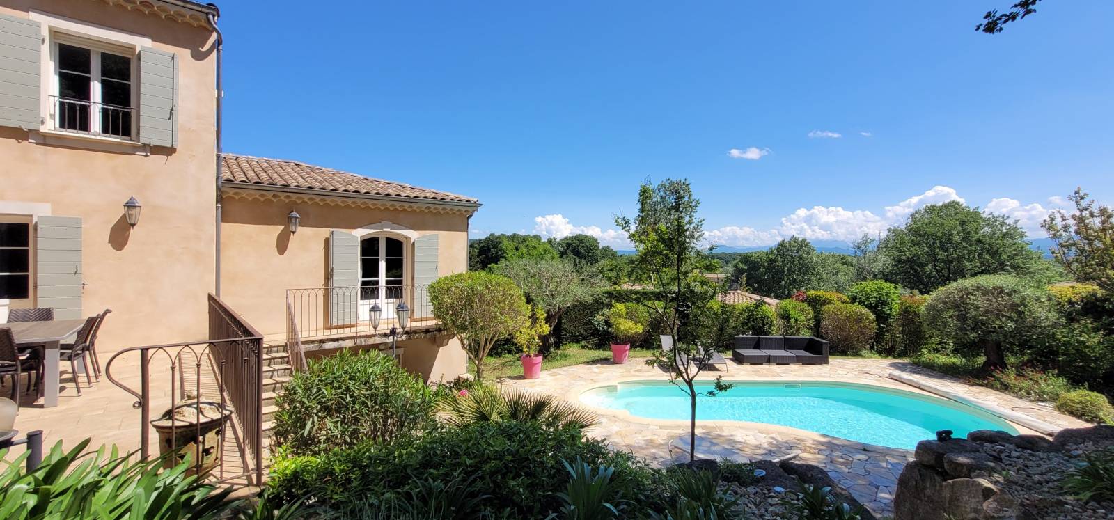 A vendre Montélimar, maison avec vue. Piscine et dépendances. SOUS COMPROMIS   