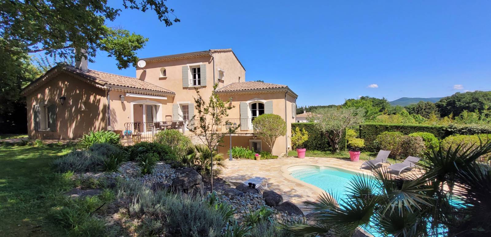 A vendre Montélimar, maison avec vue. Piscine et dépendances. SOUS COMPROMIS   