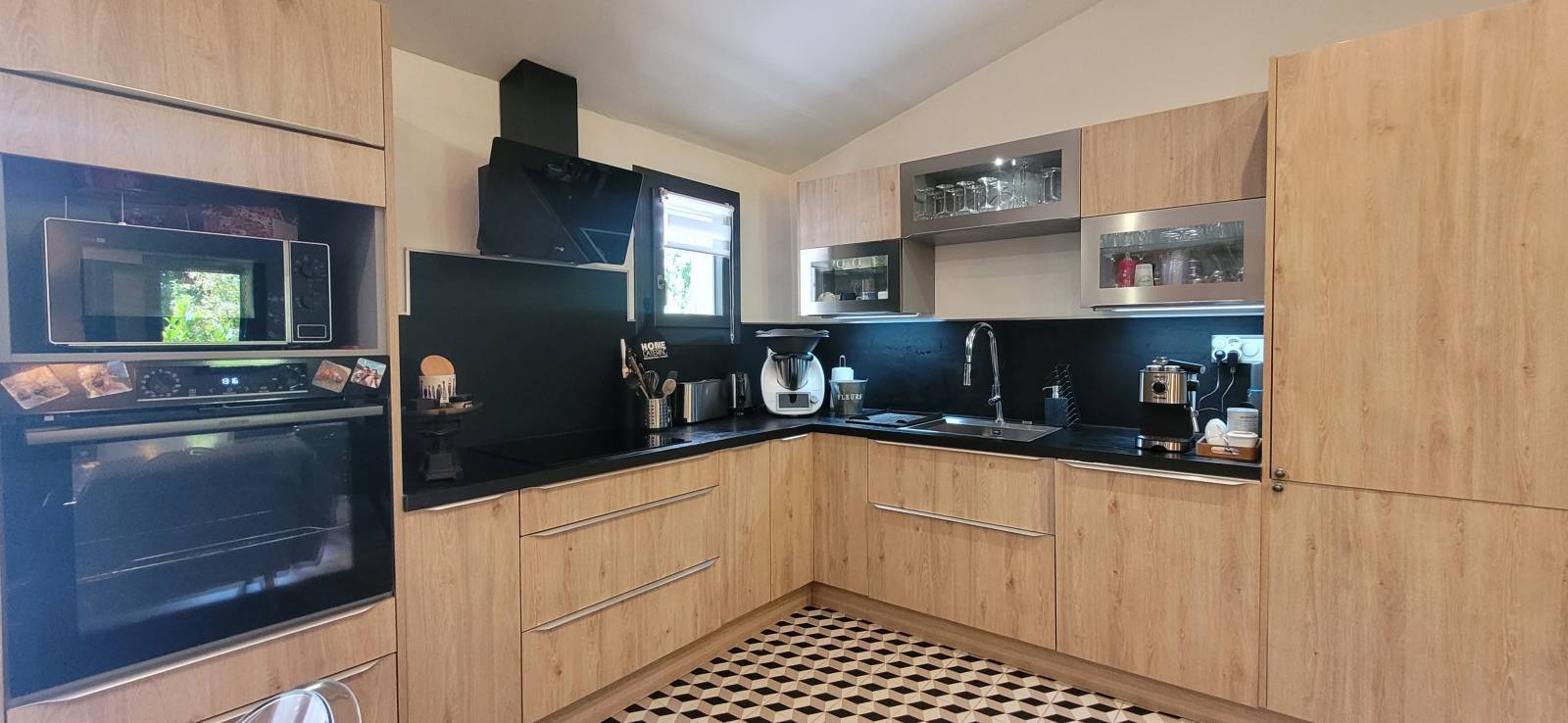 A vendre maison de plain pied avec piscine au pied du Mont Ventoux   