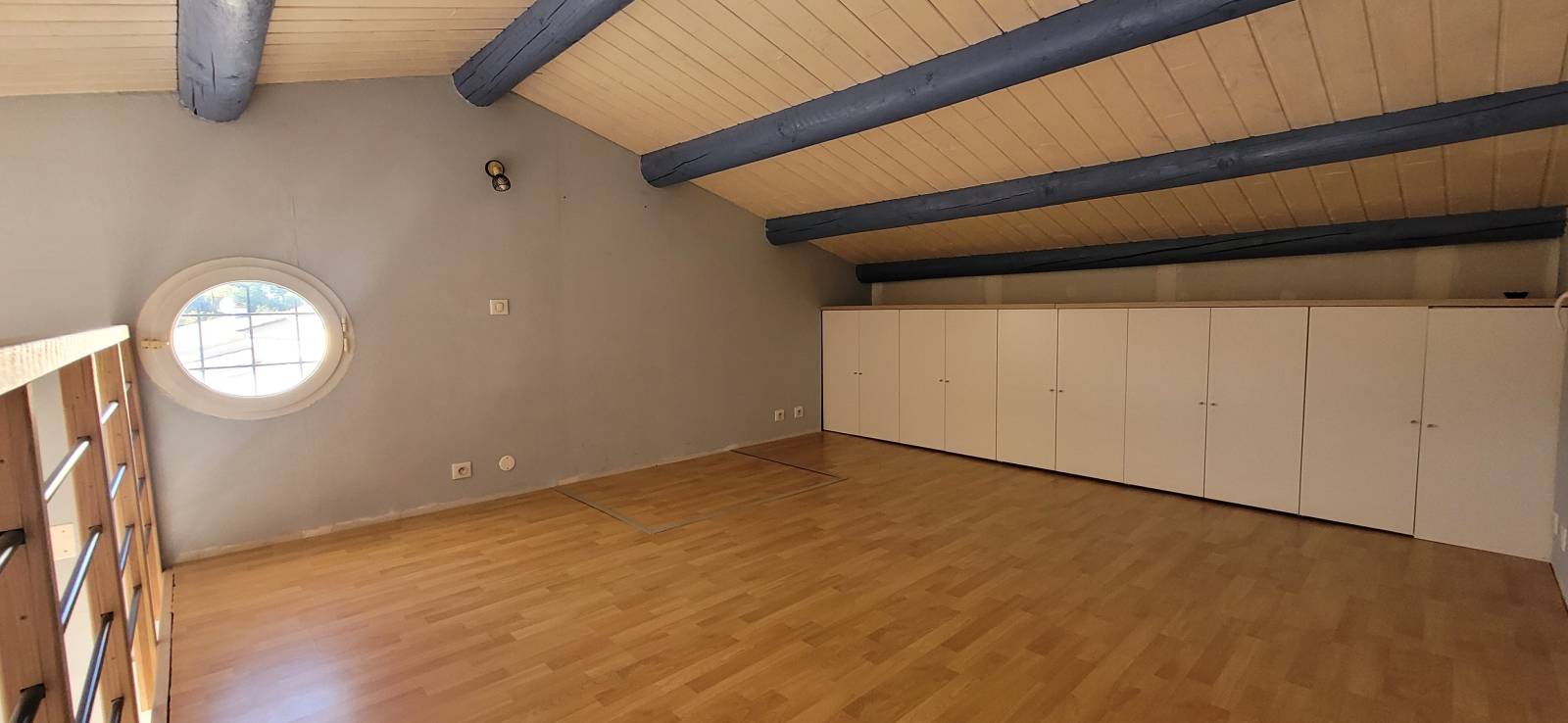 A vendre Saint Paul trois châteaux maison de plain pied  avec piscine. 3 chambres.   