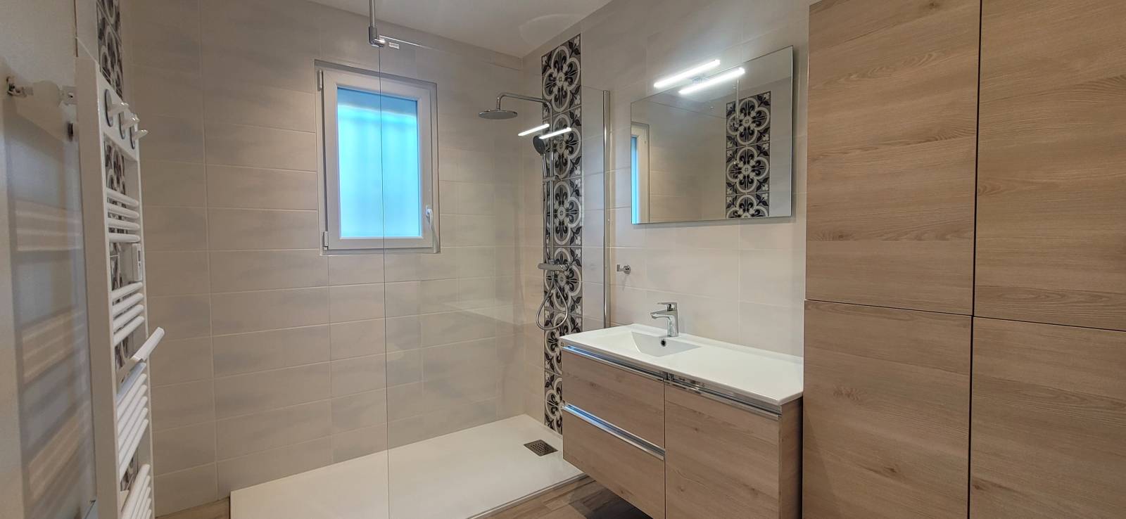 A vendre Saint Paul trois châteaux maison de plain pied  avec piscine. 3 chambres.   