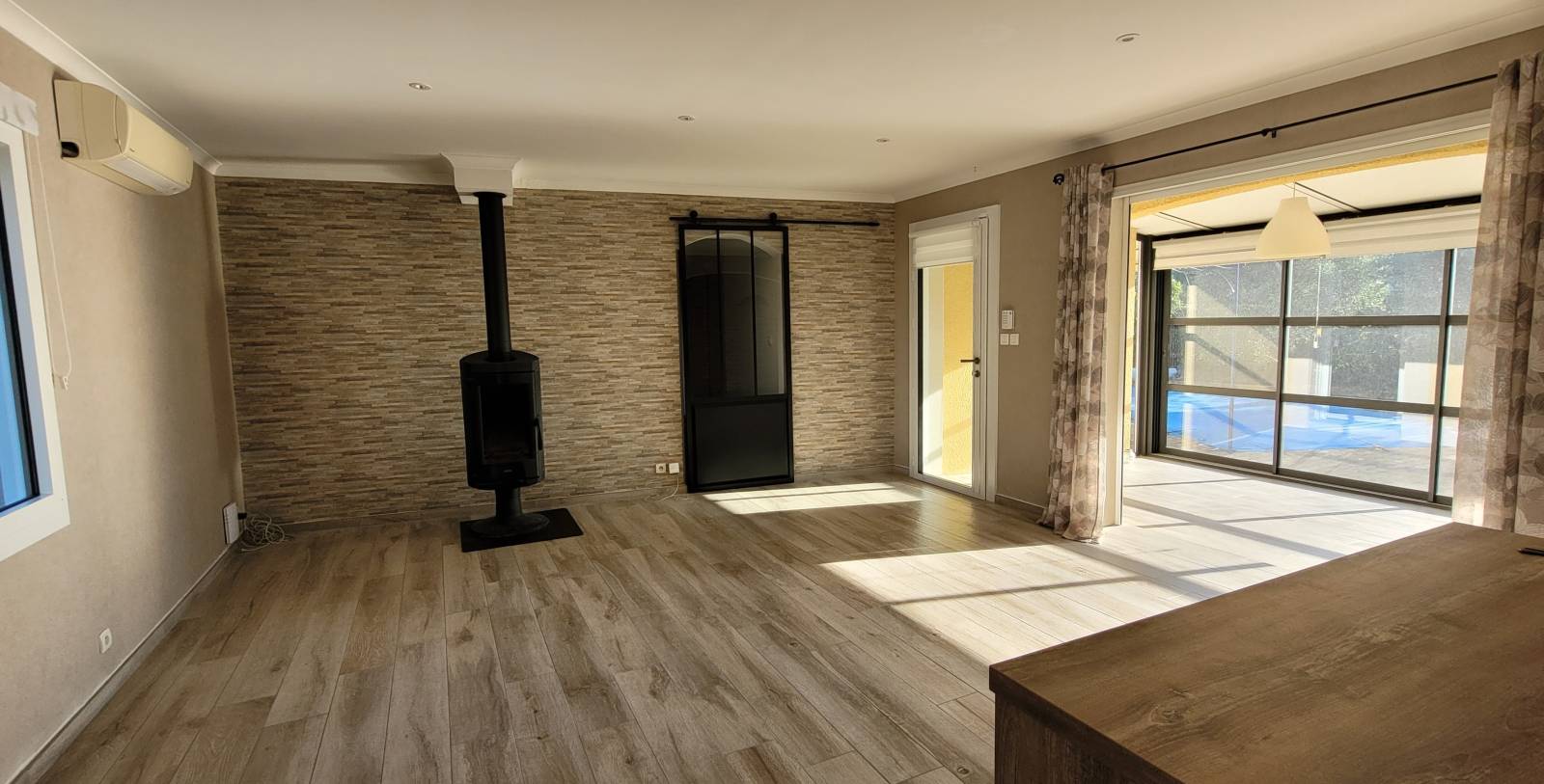 A vendre Saint Paul trois châteaux maison de plain pied  avec piscine. 3 chambres.   