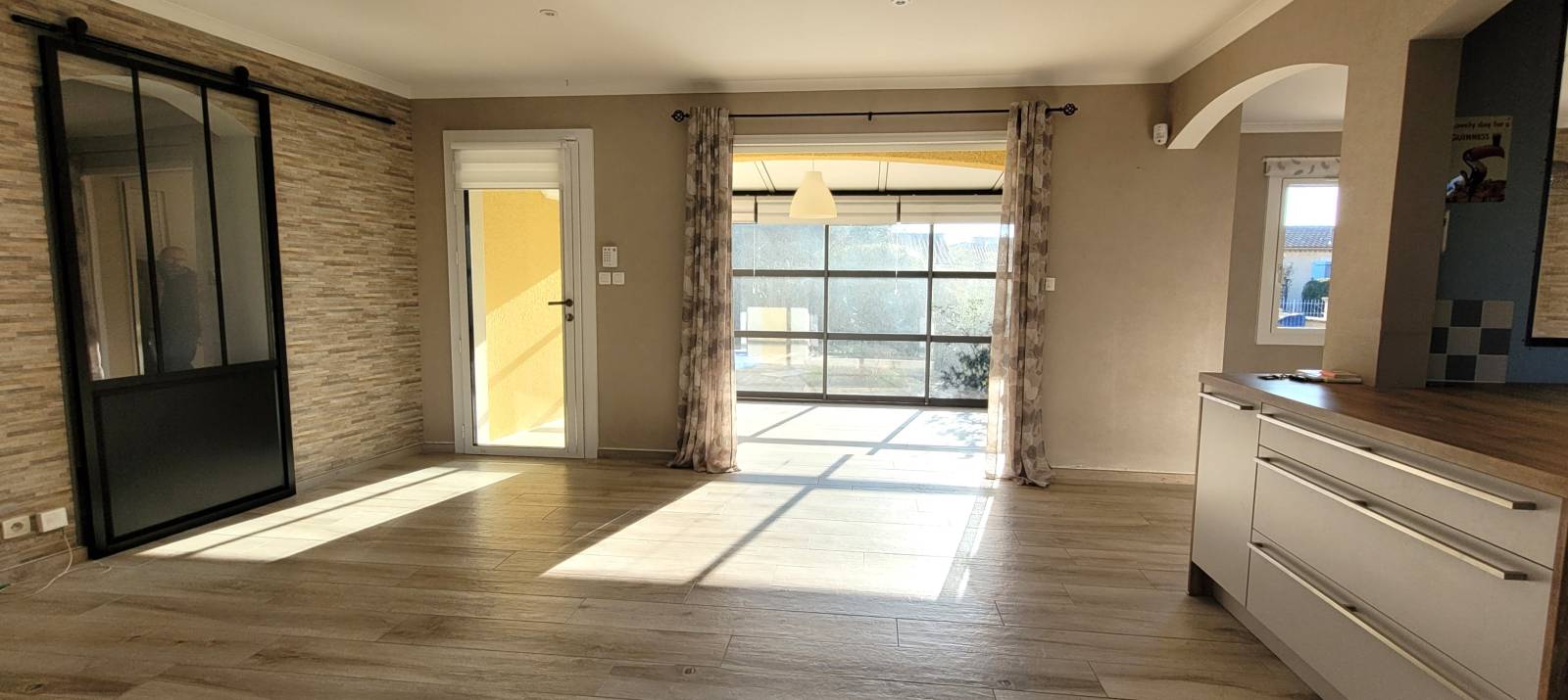 A vendre Saint Paul trois châteaux maison de plain pied  avec piscine. 3 chambres.   