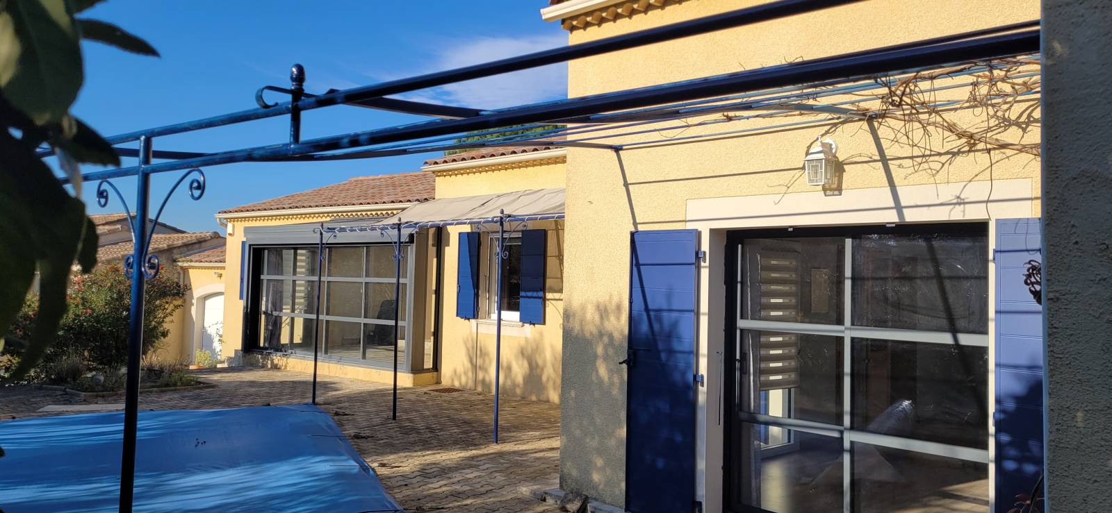 A vendre Saint Paul trois châteaux maison de plain pied  avec piscine. 3 chambres.   