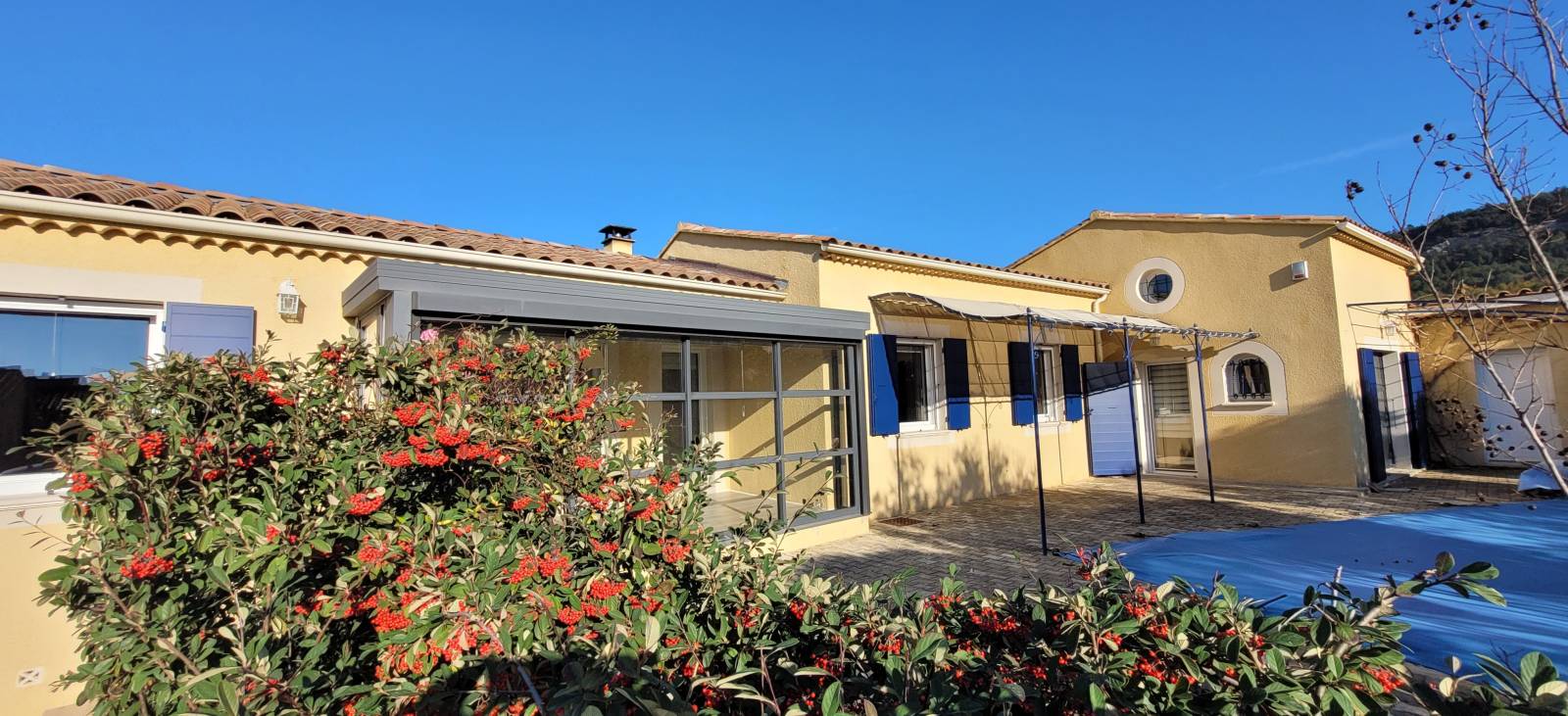 A vendre Saint Paul trois châteaux maison de plain pied  avec piscine. 3 chambres.   