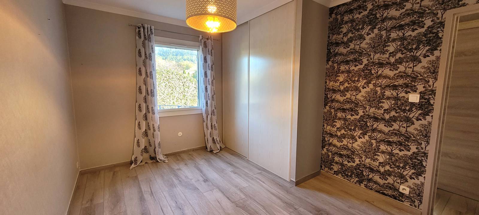 A vendre Saint Paul trois châteaux maison de plain pied  avec piscine. 3 chambres.   