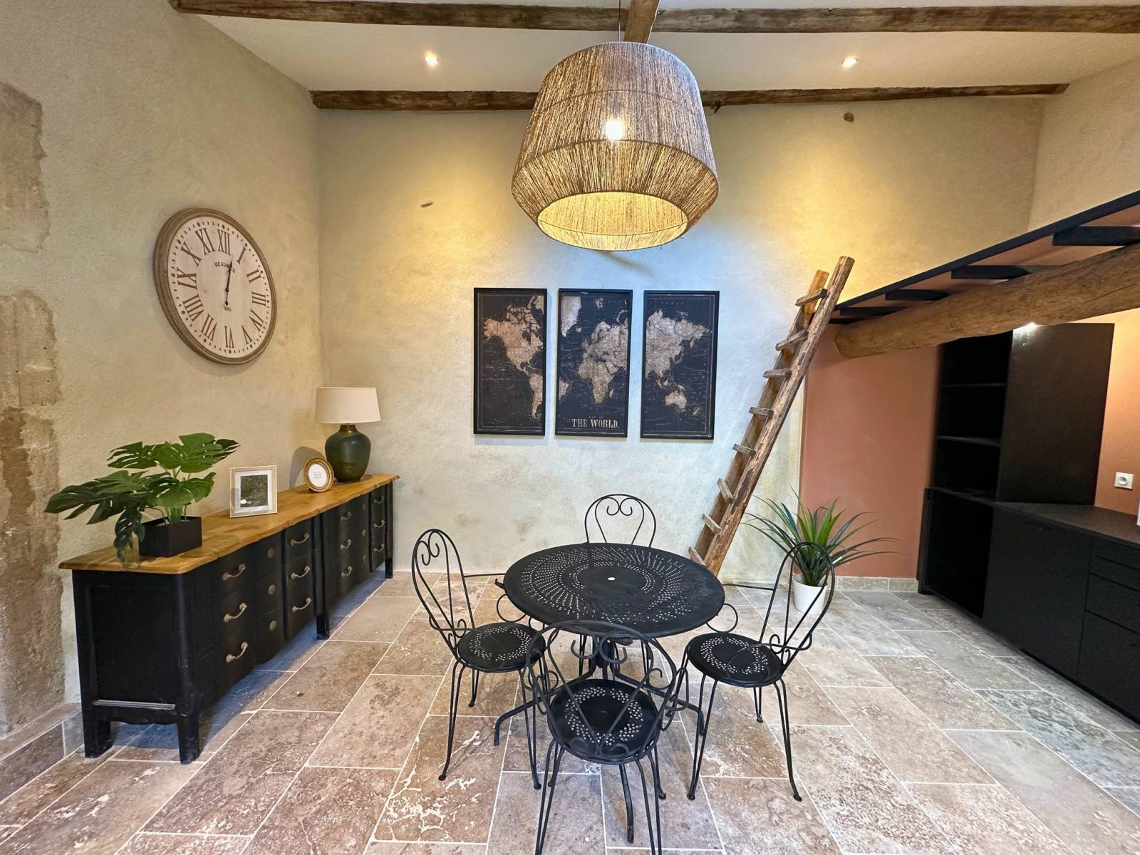 A vendre, Maison de village  entièrement rénovée avec patio, Dans le centre de Pierrelatte. 