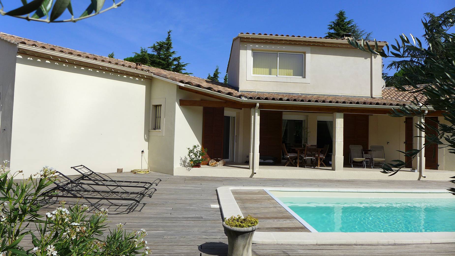 Réalisation contemporaine  proche du centre ville de Sainte cécile les Vignes 