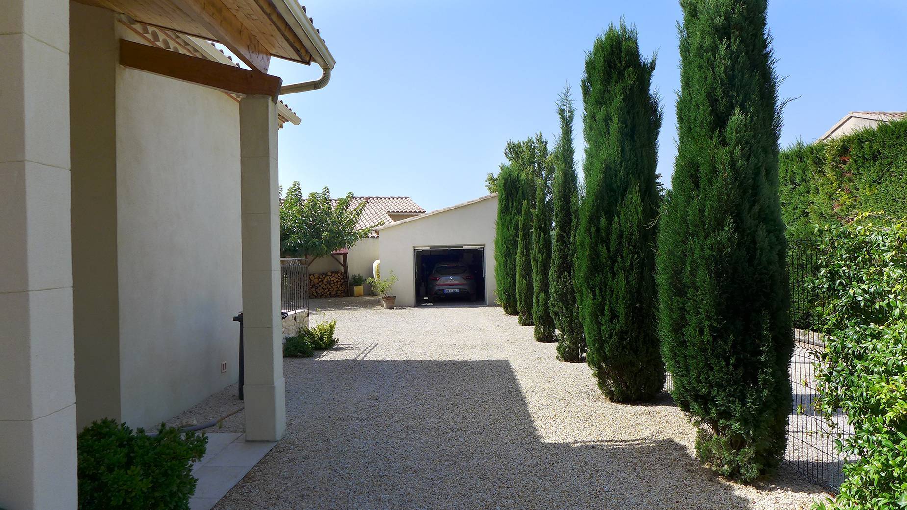 Réalisation contemporaine  proche du centre ville de Sainte cécile les Vignes 