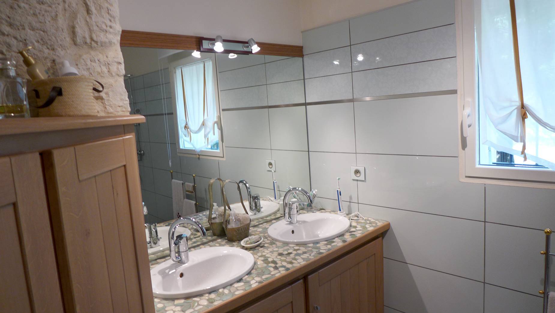 Réalisation contemporaine  proche du centre ville de Sainte cécile les Vignes 