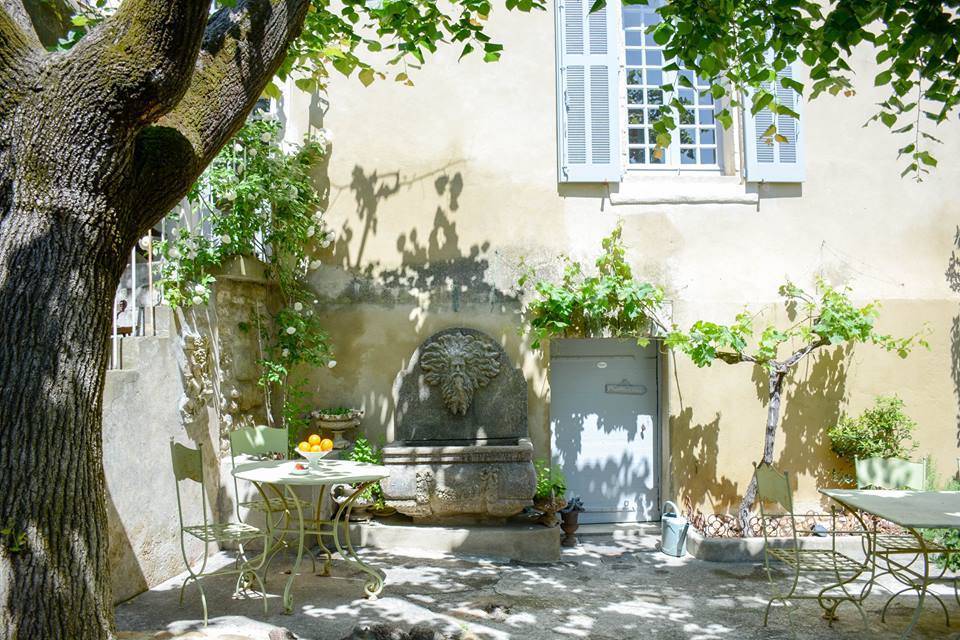 SOUS OFFRE  une maison de maître au cœur d'un village de la Provence