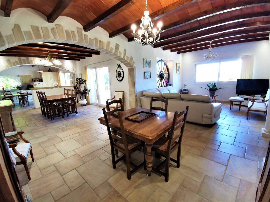 Secteur Grignan, en position dominante  bâtisse pleine de charme