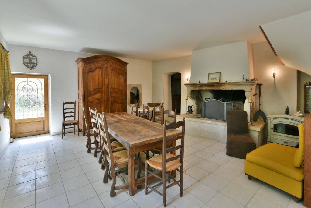 A vendre en pleine campagne  Nord Vaucluse belle ferme restaurée